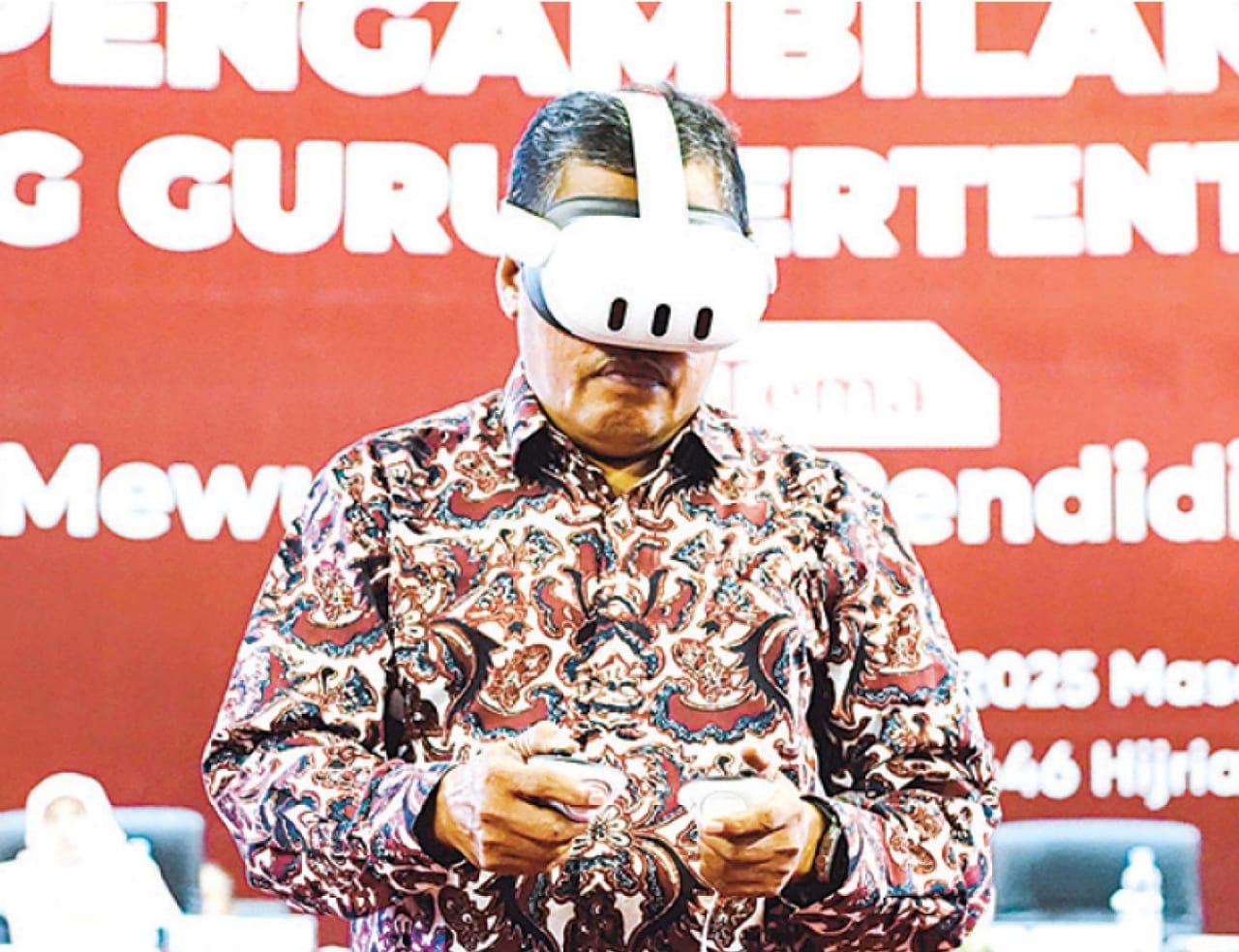 Rektor UMM Prof Nazaruddin SE MSi mencoba Augmented Reality (AR) Pusat Sumber Belajar FKIP. (SATRIA CAHYONO/RADAR MALANG)