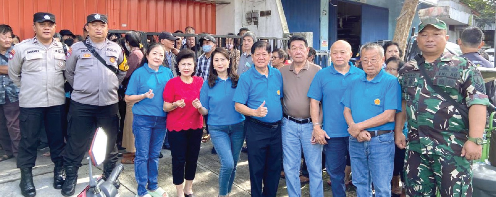 Para anggota dan pengurus Yayasan Margo Utomo Malang Raya (YMUMR) foto bersama petugas TNI dan Polri sesaat sebelum acara pembagian Angpao Imlek ke-2576, di Kantor Sekretariat Jalan Ade Irma Suryani 7