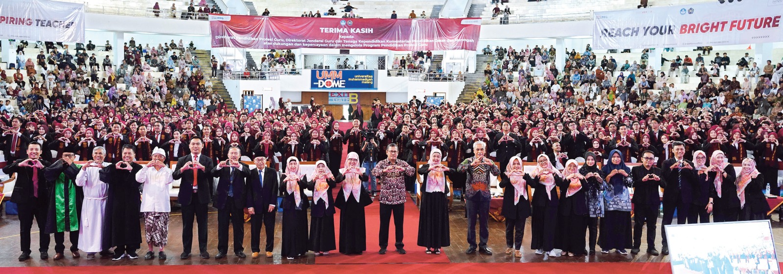 CETAK SDM UNGGUL: Rektor UMM Prof Dr Nazaruddin SE MSi (tengah) foto bersama dekanat FKIP UMM, pemuka agama, dan mahasiswa PPG FKIP UMM. (SATRIA CAHYONO/RADAR MALANG)