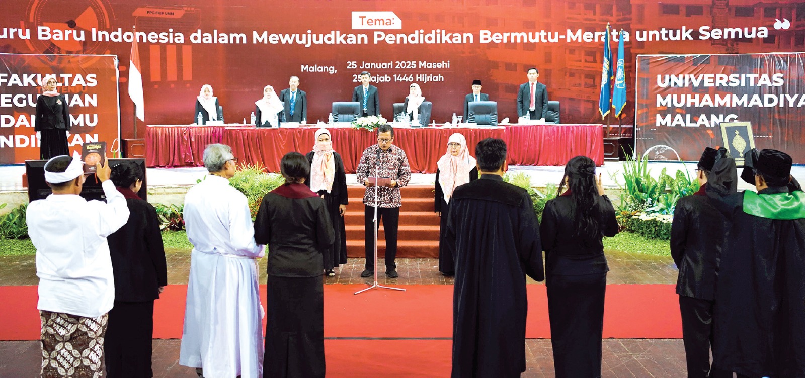AMBIL SUMPAH: Mahasiswa PPG FKIP UMM mengucapkan sumpah profesi di Hall Dome UMM pada Sabtu (25/1). (SATRIA CAHYONO/RADAR MALANG)