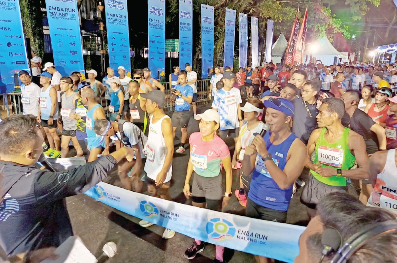 SPORT TOURISM: Peserta Emba Run bersiap untuk melakukan start di Jalan Kertanegara kemarin (26/1) pagi. (DISKOMINFO KOTA MALANG FOR RADAR MALANG)
