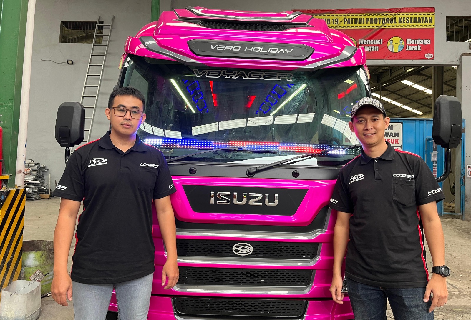 UNGGUL DALAM DESAIN: Wakil Direktur Hartono Putra Karoseri Alex Hermawan (kiri) dan Marketing Manager Novan berdiri di depan salah satu produk andalan mereka. (NAHDIATUL NAFFAINDAH/RADAR MALANG)