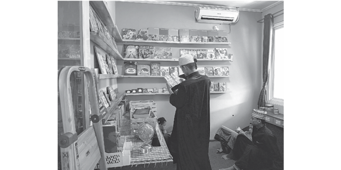 GEMAR MEMBACA: Sejumlah santri terlihat membaca buku dan  menikmati fasilitas di Book by Ibuk, kecamatan Pakis.