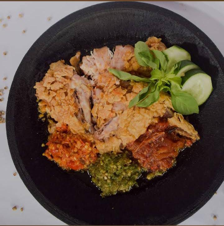 Menu ayam geprek dari Ayam Basmalah Fried Chicken. (Ayam Basmalah Fried Chicken)