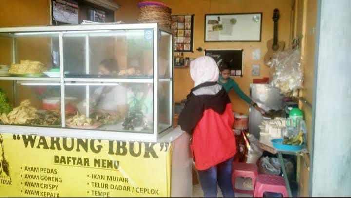 Warung Ayam Ibuk tampak depan. (Adi Rian Hidayat)
