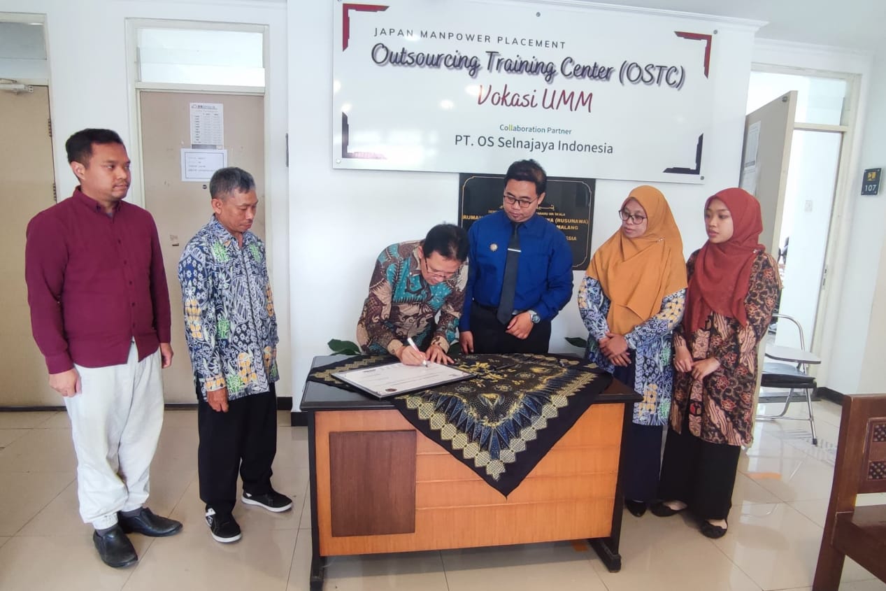 KOMITMEN BERSAMA. Prof. Dr. Tulus Winarsunu, M.SI saat menandatangani MoU dengan MA Muhammadiyah 1 Malang