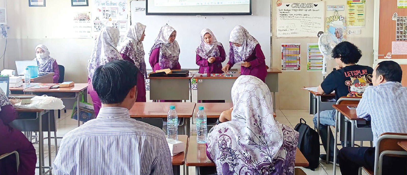 SERU: Guru SD Insan Amanah melakukan simulasi board game di hadapan guru lainnya pada Sabtu (25/1) lalu. (LULUK SETYAWATI/RADAR MALANG)