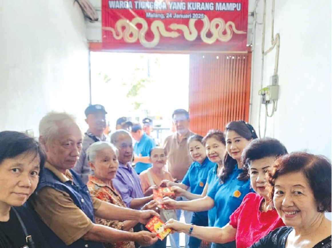 BERBAGI REZEKI: Para anggota dan pengurus YMUMR (kanan) membagikan angpao Imlek kepada warga Tionghoa yang kurang mampu.