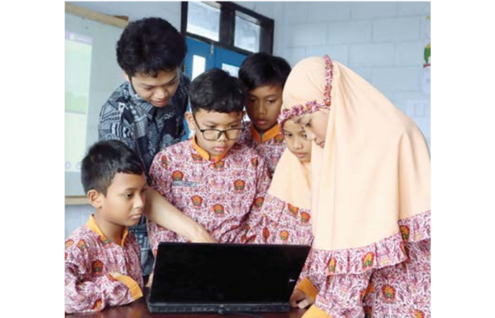 PUNYA POTENSI: Siswa SD Muhammadiyah 3 Assalam antusias mengikuti Workshop Coding dan Robotik pada Kamis (16/1) lalu. (SD MUHAMMADIYAH 3 ASSALAM FOR RADAR MALANG)