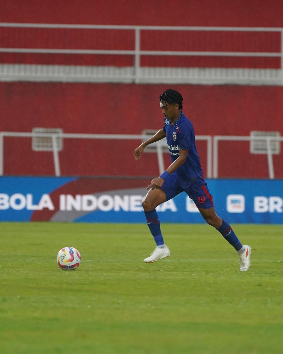 BELUM PULIH SEPENUHNYA: Achmad Maulana Syarif berusaha mengontrol bola dalam laga melawan Persib Bandung di Stadion Soepriadi, 24 Januari lalu. MO AREMA FC MALANG FOR RADAR MALANG