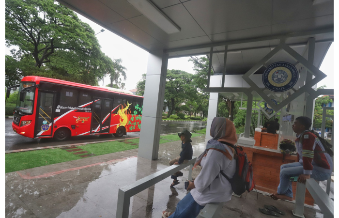 JADI PILIHAN: Bus Trans Semanggi Suroboyo berhenti di halte Kampus C Unair kemarin siang. (AKHMAD KHUSAINI/JAWA POS)