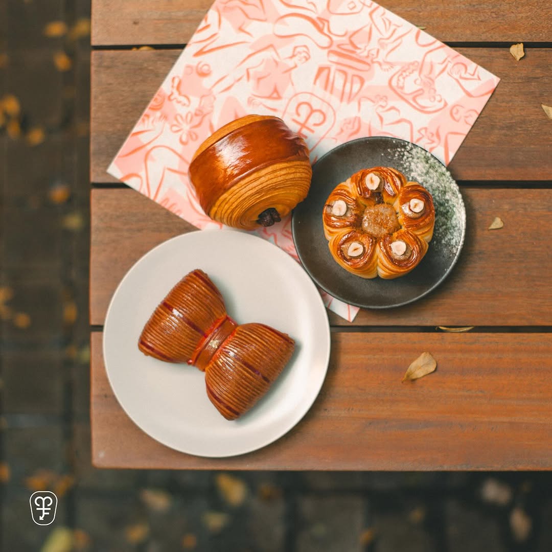 Foto Croissant: Lychee Bowtie; Hazelnut Gianduja Flower; Pain Au Chocolat. (_masculinfeminin)