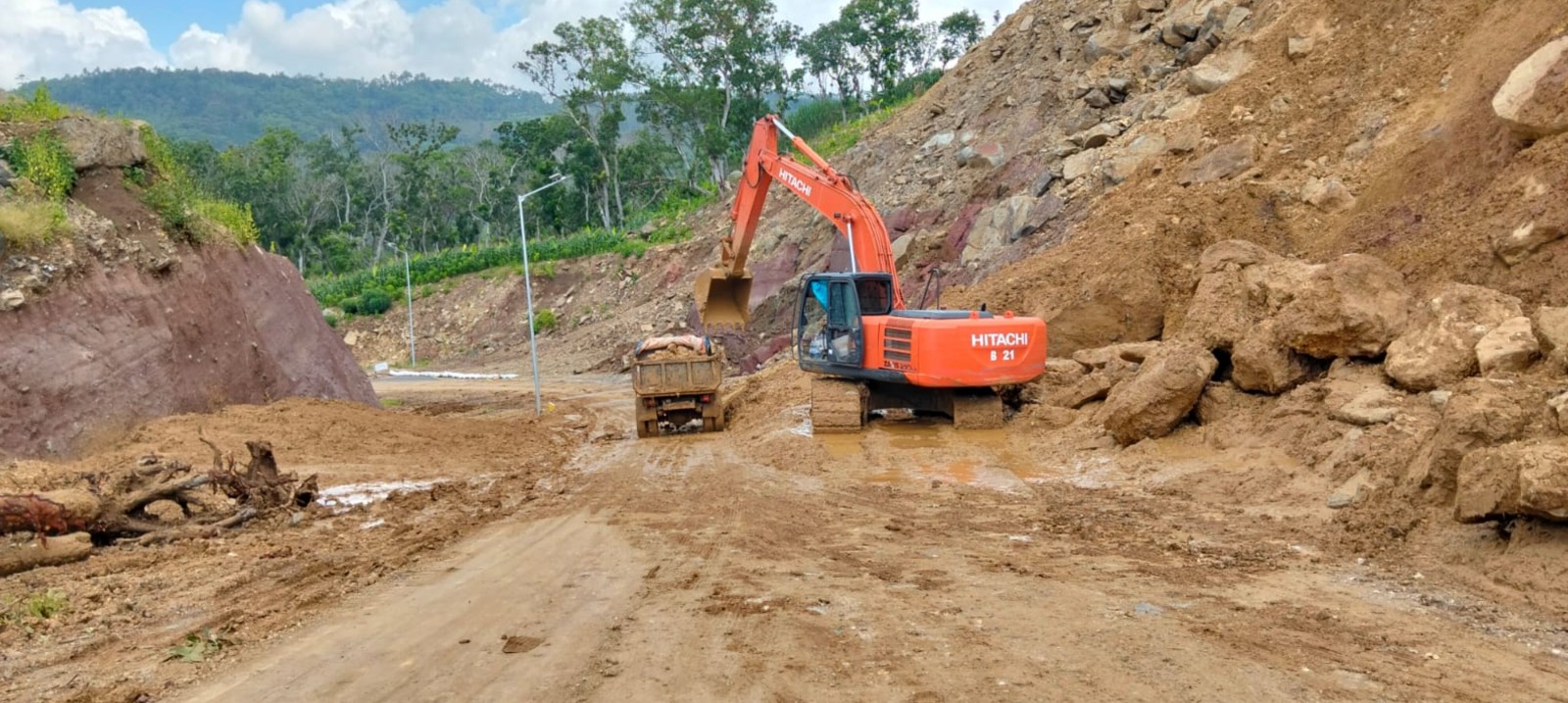 TUNGGU PERBAIKAN PERMANEN: Alat berat terus membersihkan material longsoran yang terjadi di Jalur Lintas Selatan yang masuk wilayah Kecamatan Donomulyo, Kabupaten Malang, kemarin (27/1).