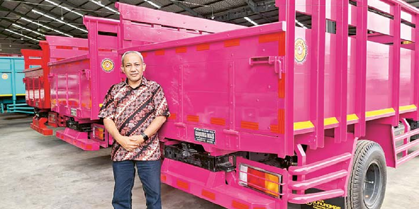 JAMIN KUALITAS: Direktur PT Gunungmas Perkasa Nusantara M. Sofianto berdiri di belakang bak truk yang sudah selesai diproduksi kemarin (27/1). NABILA AMELIA/RADAR MALANG
