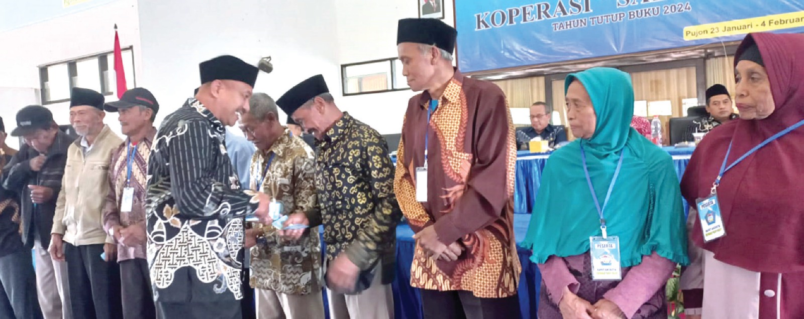 BERI HADIAH: Ketua I Koperasi SAE Pujon Drs. Harianto menyerahkan hadiah kepada anggota yang berumur 70 tahun lebih.  KHOLID AMRULLAH/RADAR MALANG