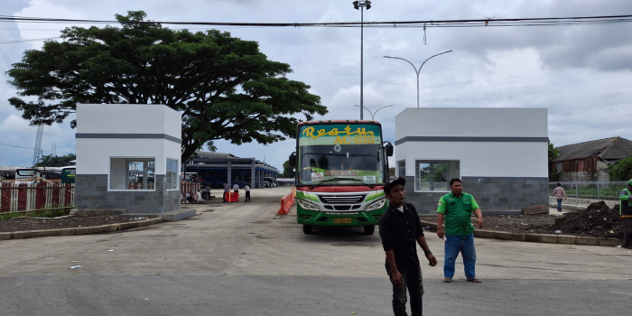 CEGAH PENUMPUKAN: Akses keluar masuk kendaraan di Terminal Arjosari bakal ditata ulang. Begitu pula dengan akses naik turunnya penumpang.