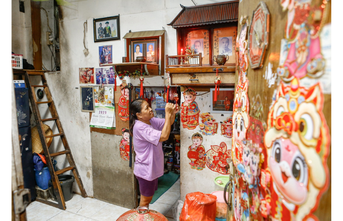 DEKORASI: Sumiati, warga etnis Tionghoa beragama muslim mempersiapkan dekorasi Imlek di dalam rumahnya di kampung Tambak Bayan Surabaya, kemarin (27/1). (DIPTA WAHYU/JAWA POS)