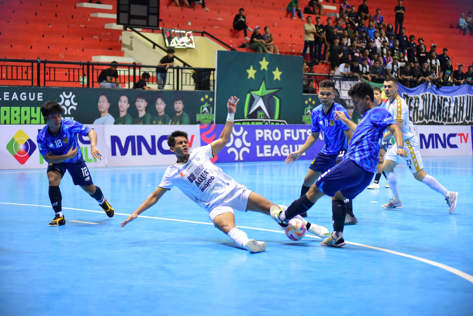 BERBENAH: Andres Dwi Persada (tengah) dihadang pemain Kuda Laut Nusantara dalam laga PFL pekan ke-4, 25 Januari lalu. MO UNGGUL FC MALANG FOR RADAR MALANG