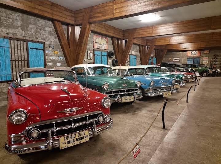 Beberapa mobil antik yang dipamerkan di Museum Angkut (A RS)