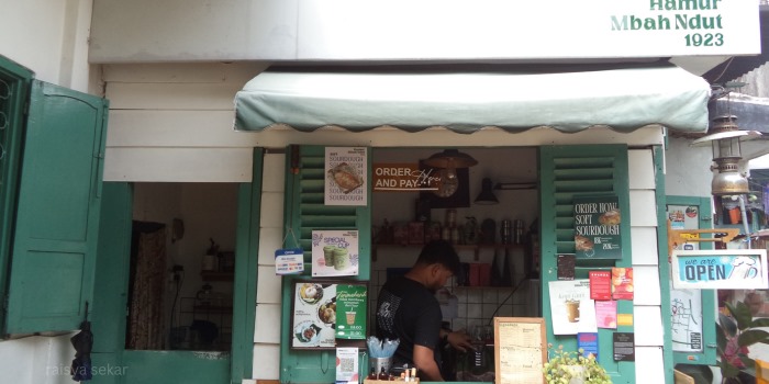 Barista Hamur Mbah Ndut sedang membuat pesanan. (RAISYA SEKAR FOR RADAR MALANG)