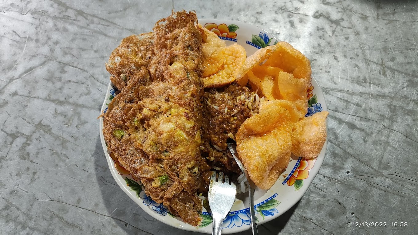 Perpaduan bumbu kacang, tahu, dan telur yang menjadi satu (feris.e).