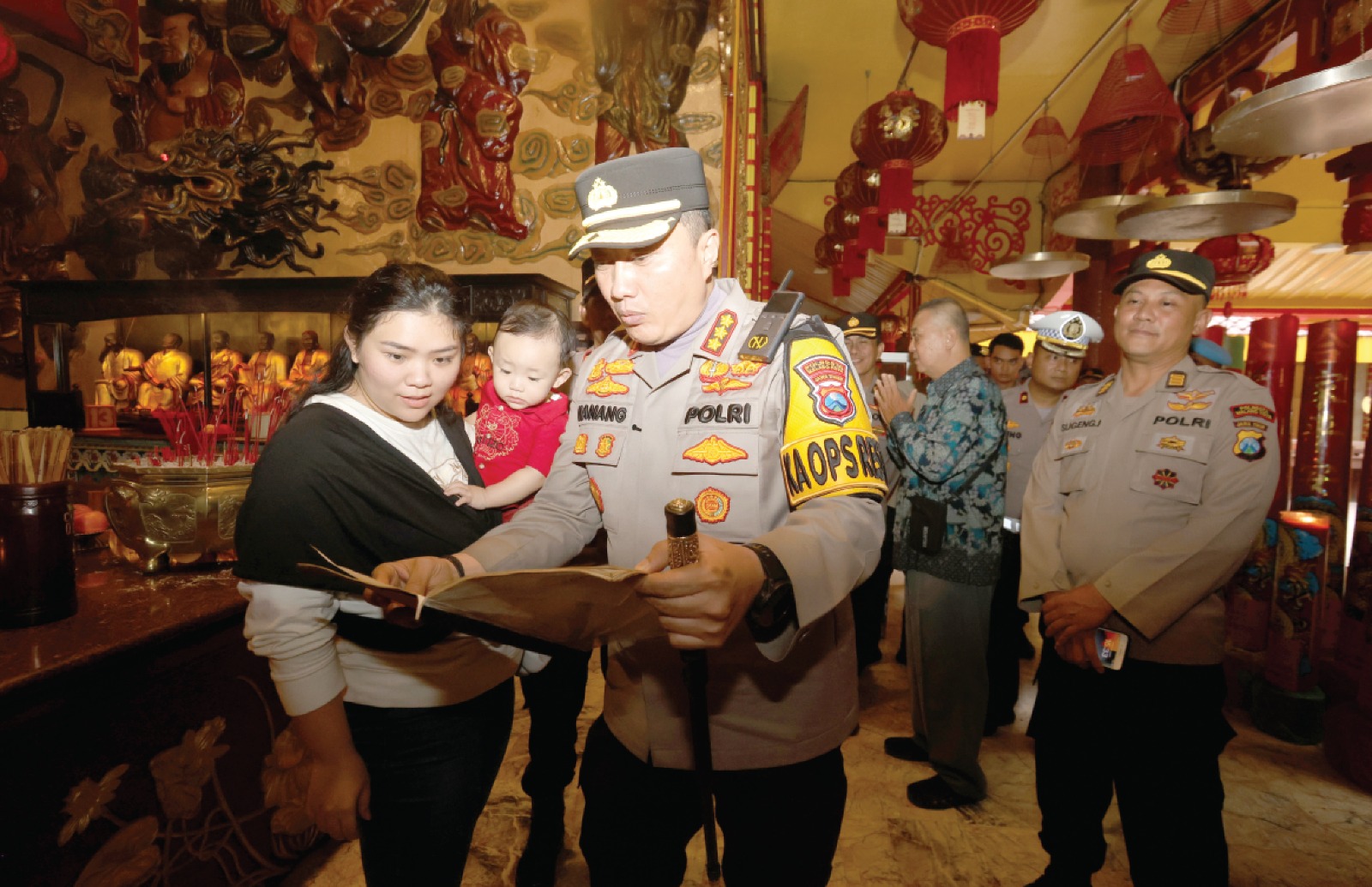 SIAGAKAN PERSONEL: Kapolresta Malang Kota Kombes Pol Nanang Haryono meninjau persiapan pengamanan di Kelenteng Eng An Kiong dalam rangka menyambut Tahun Baru Imlek, kemarin (28/1).