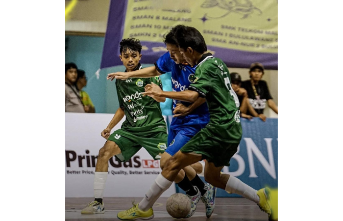 WADAH PENGEMBANGAN: Laga SMA Laboratorium UM Malang melawan SMAN 6 Malang (kanan) di GOR Ken Arok, Minggu lalu (25/1). (MO GARUDA LEAGUE FOR RADAR MALANG)
