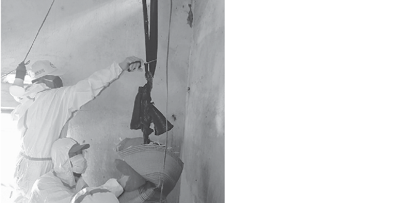 AKHIRI DIRI: Polisi mengevakuasi jenazah Eko Warianto yang ditemukan tewas dalam keadaan tergantung di kamarnya kemarin (28/1). POLSEK KALIPARE FOR RADAR KANJURUHAN