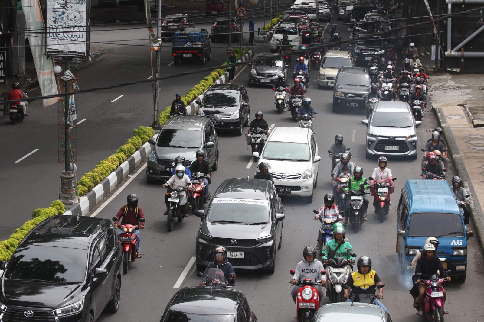 SIMPUL: Lalu lintas di Jalan Ahmad Yani terpantau padat kemarin (28/1). Kondisi serupa diperkirakan masih berlangsung hingga hari ini (29/1). SATRIA CAHYONO/RADAR MALANG