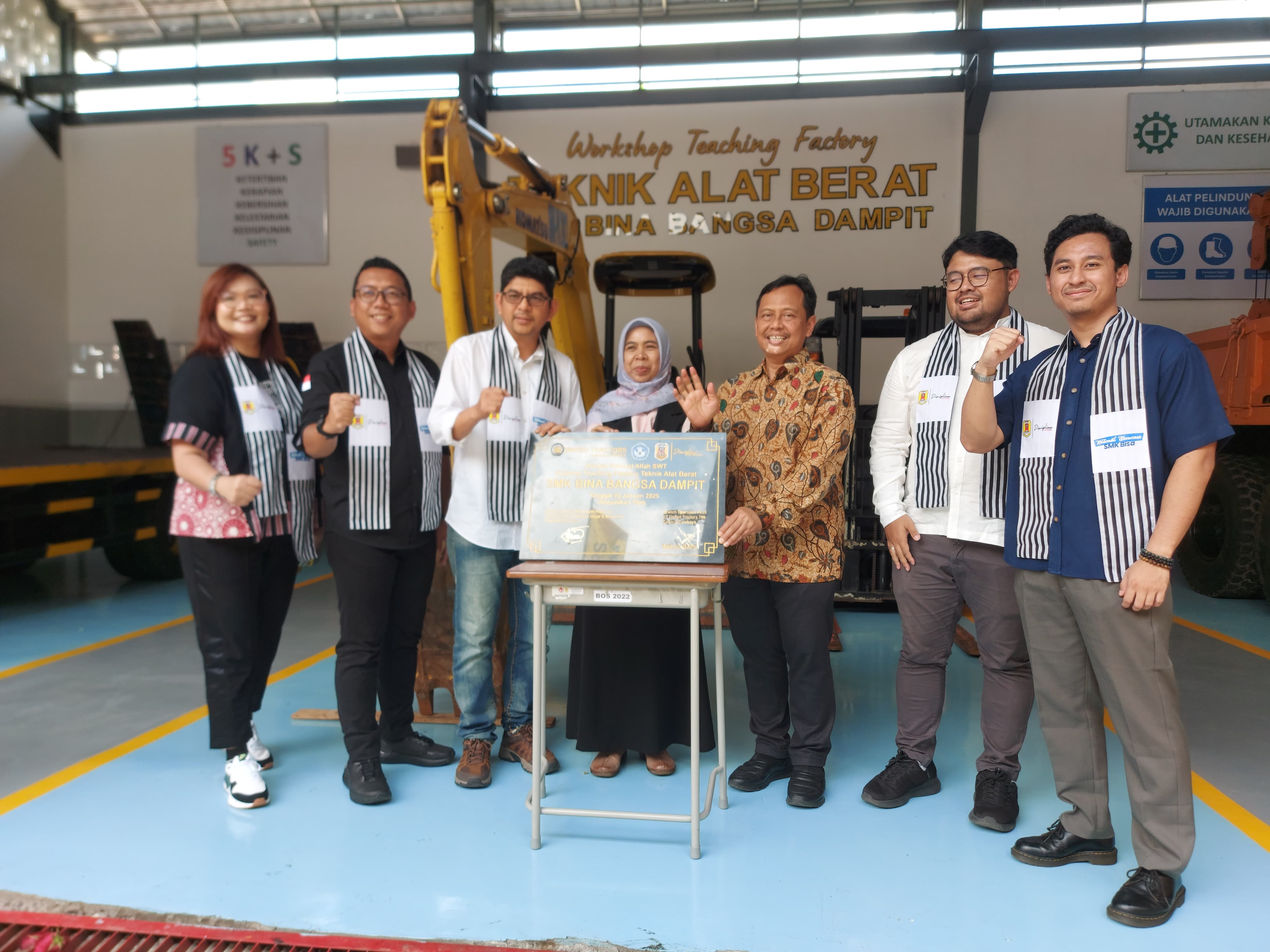 BERPRESTASI:Peresmian gedung Teknik Alat Berat oleh Kepala SMK Bina Bangsa Siti Mainunah (tengah) bersama perwakilan Direktur SMK Kemendikdasmen Ade Erlangga Masdiana(tiga dari kanan) dan pihak Astra.