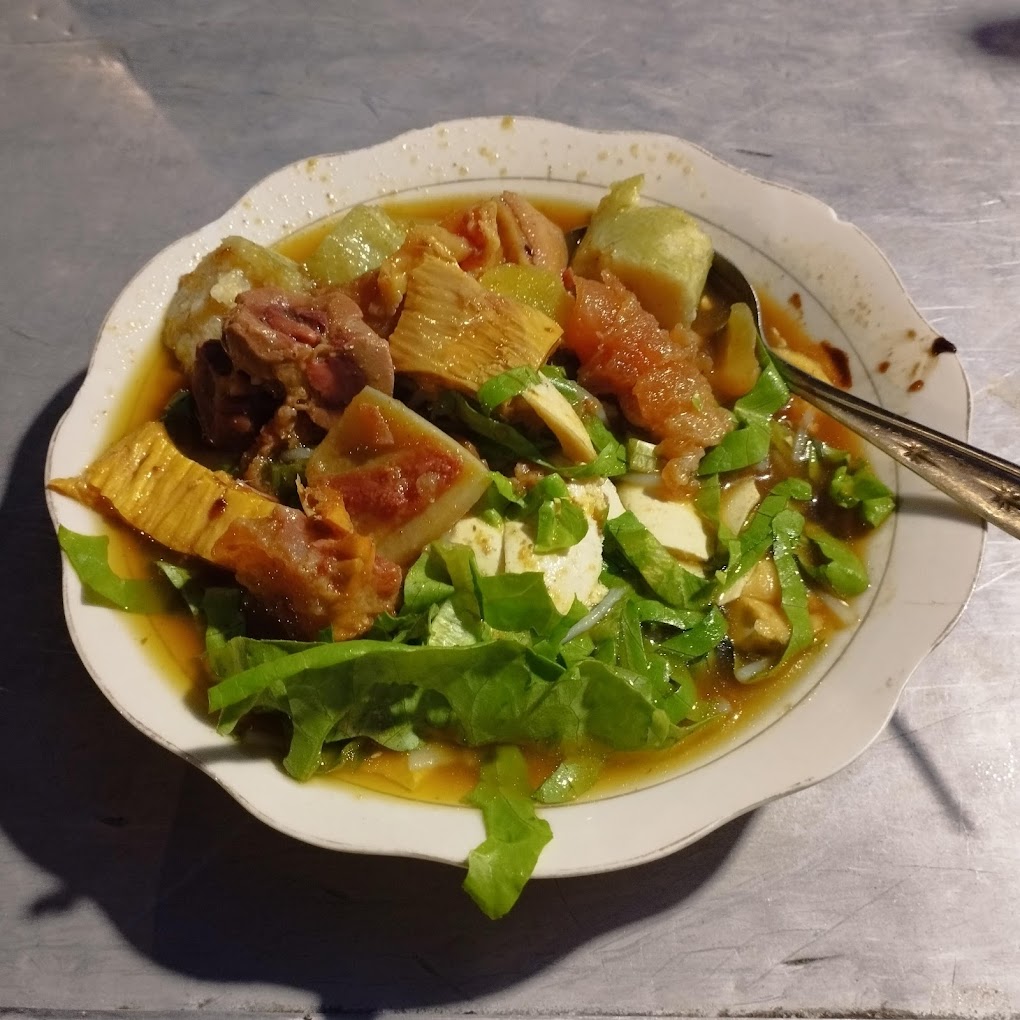 Tahu Campur dekat Alun-Alun Malang (Isdah Ahmad).