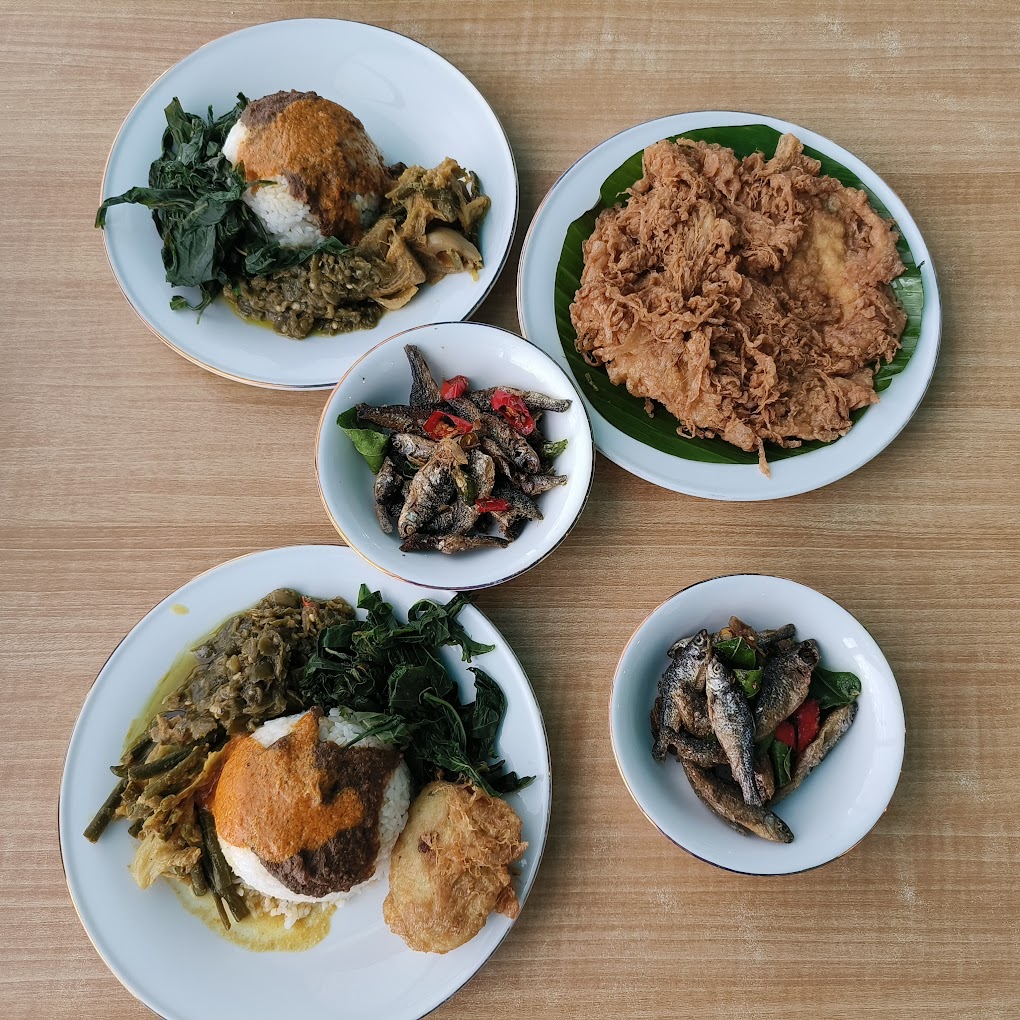 Aneka pilihan masakan Padang yang tersedia (K Mardiyanto).