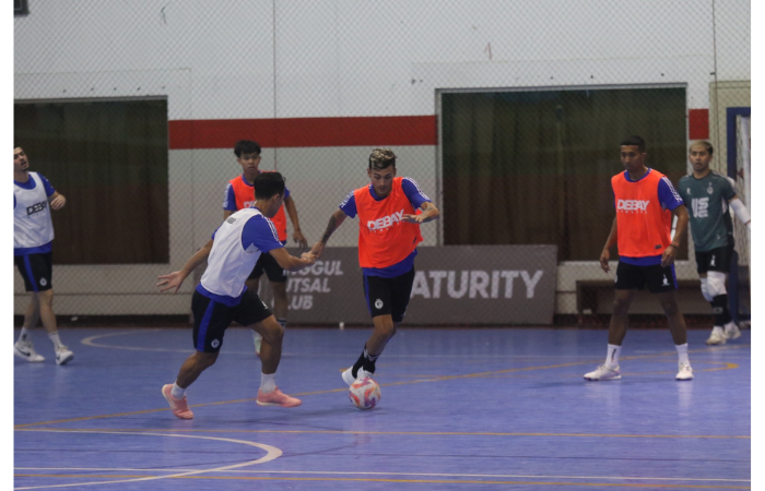 ANTI KENDUR: Andres Teran (kanan) melakukan dribbling dalam sesi latihan internal game di Unggul Sport Center, kemarin. (SATRIA CAHYONO/RADAR MALANG)