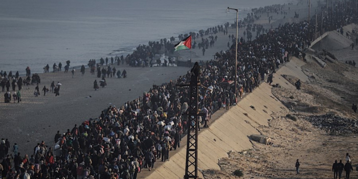 Ribuan warga Palestina kembali pulang dengan berjalan kaki (Bloomberg)