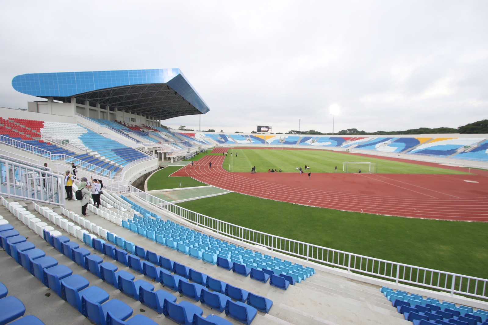 SEGERA DIGUNAKAN: Penampakan tribun dan lapangan Stadion Kanjuruhan seusai dilakukan renovasi sejak September 2023 lalu. (SATRIA CAHYONO/RADAR MALANG)
