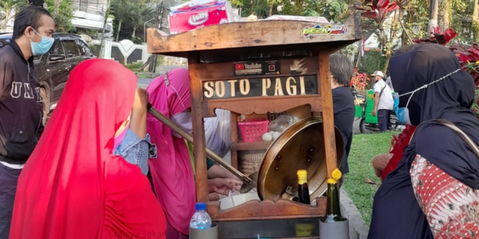 Bu Markeso melayani pembeli. (RAISYA SEKAR FOR RADAR MALANG)