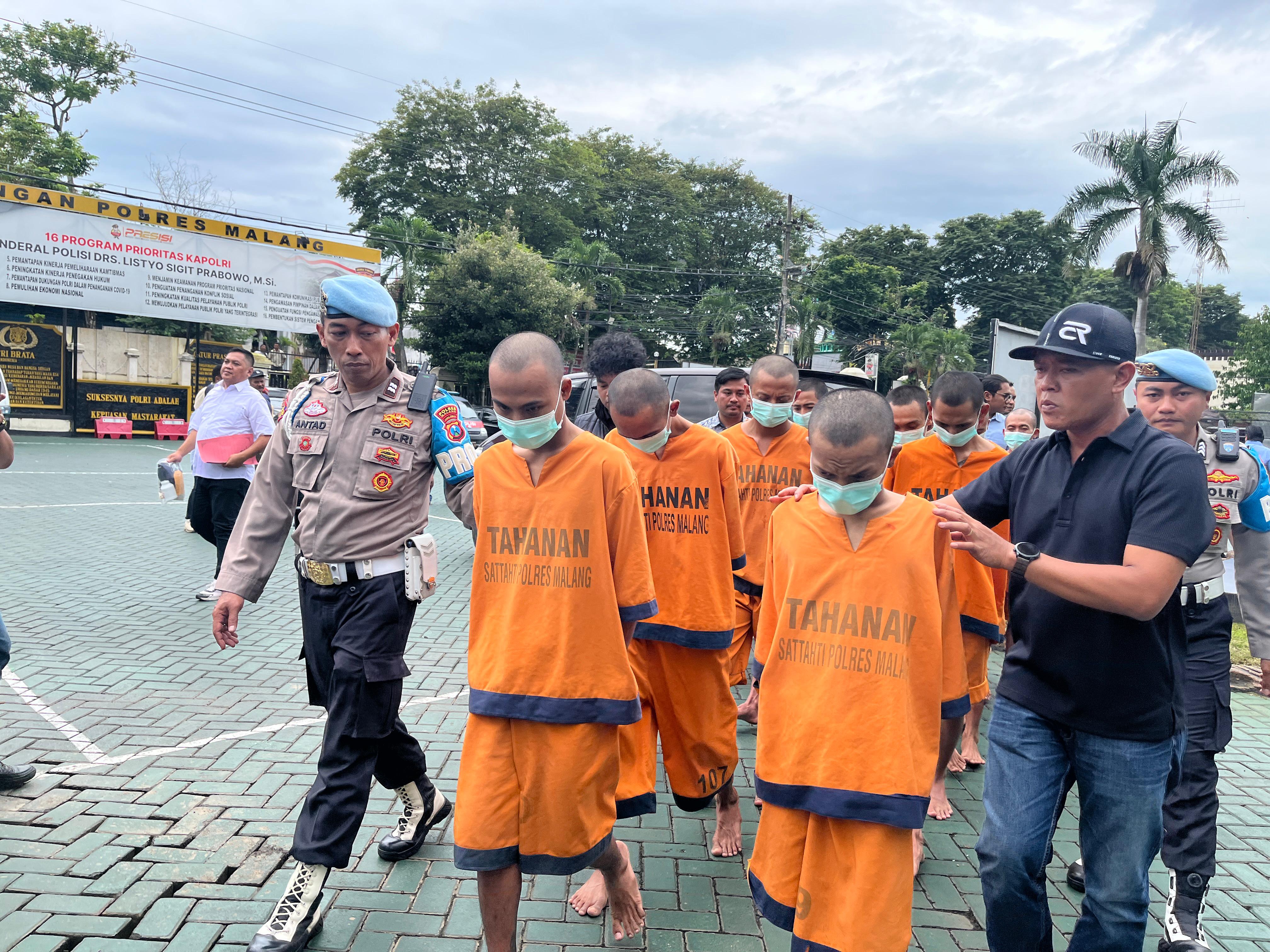 DITANGKAP: Belasan tersangka kasus peredaran narkoba dibawa ke halaman Mapolres Malang kemarin (30/1).
