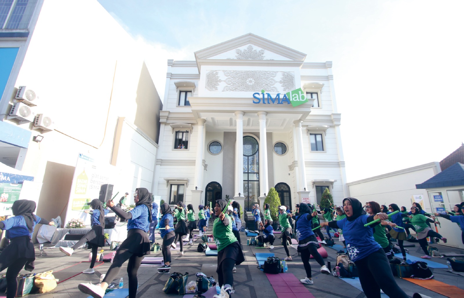 SEMRINGAH: Peserta semangat mengikuti pound fit di halaman depan SIMA Lab kemarin (29/1) pagi.
