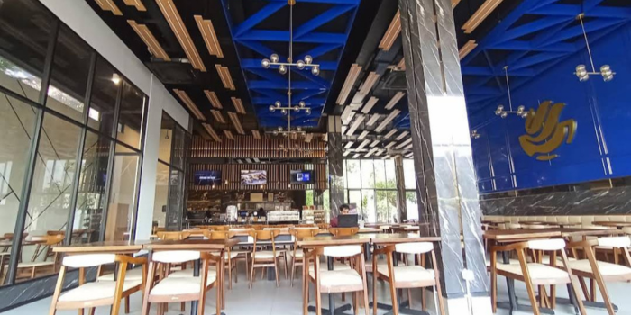 Desain minimalis dengan banyak kursi menjadikan tempat yang ideal untuk nugas (Ardiana Herlein/Google Maps)