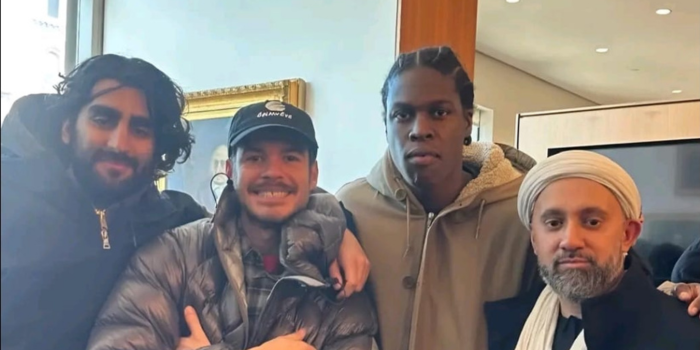 Foto Alex dan Daniel Caesar bersama jamaah di NYU. (Tangkapan Layar Video TikTok @user1219916)