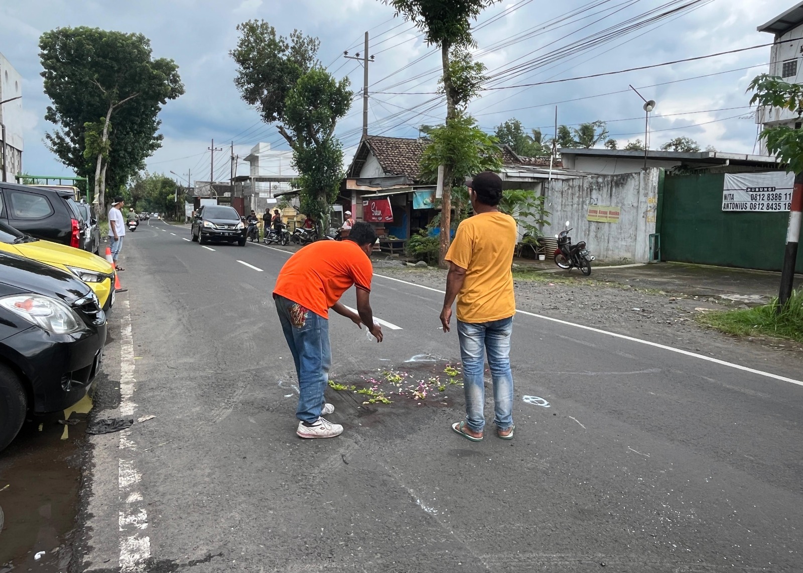 NAHAS: Lokasi kecelakaan di Jalan Raya Cerme, Desa Kendalpayak, Kecamatan Pakisaji ditandai dan ditaburi bunga oleh warga, kemarin. NAHDIATUL AFFANDIAH / RADAR MALANG