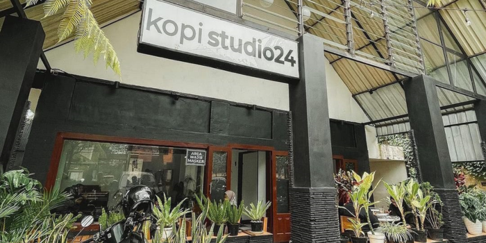 Tampak depan Kopi Studio 24 di cabang Blimbing (Instagram: kopistudio24)