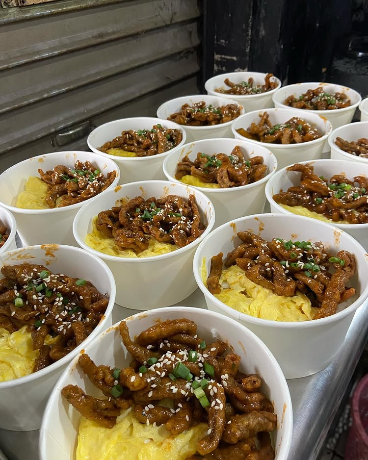 Sensasi baru omelet dengan keripik usus yang unik (wisatakulinerbejad).