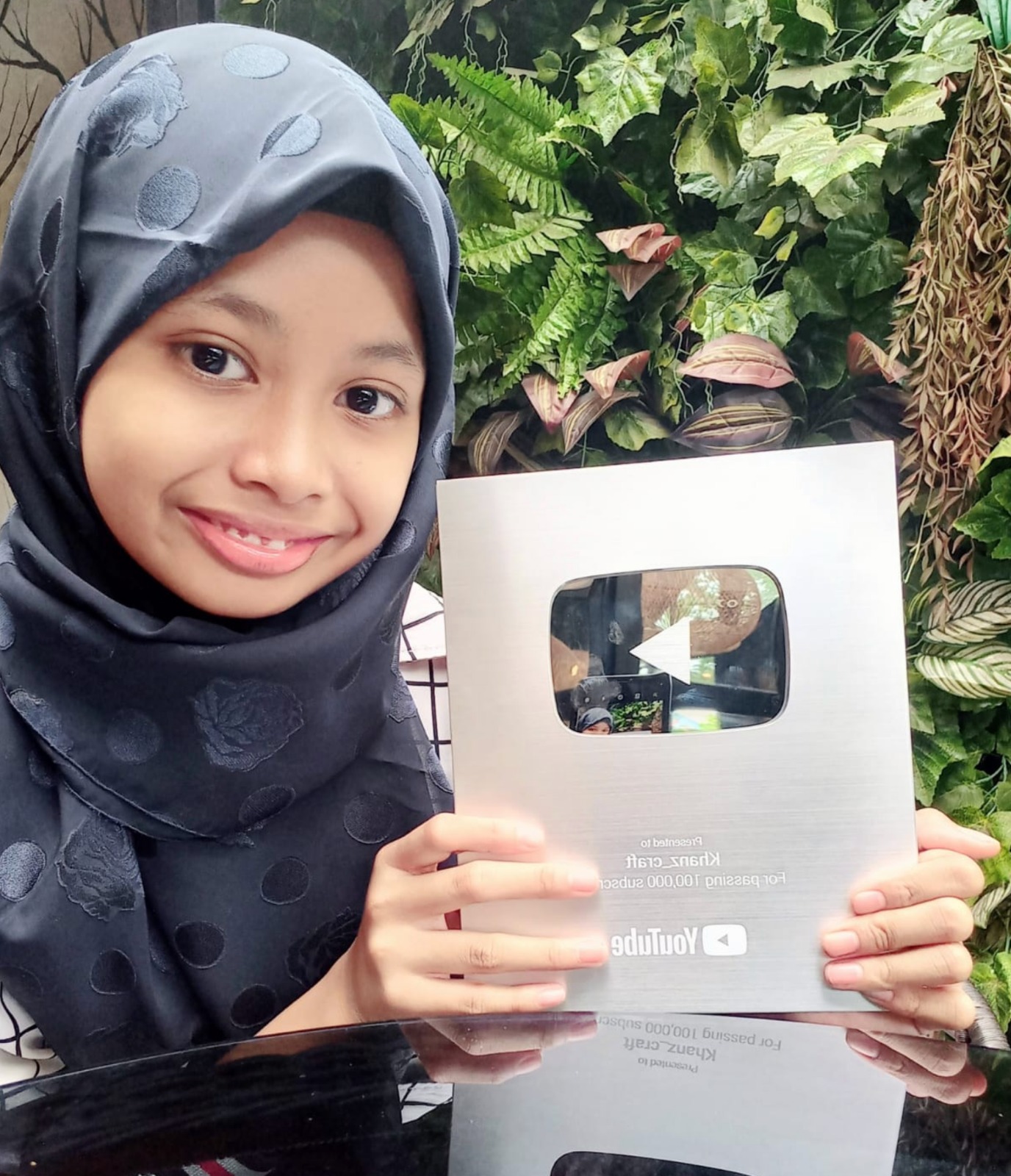 KREATIF: Kanza Azka Shakira menunjukkan silver button setelah rutin membuat konten di Youtube dalam satu tahun terakhir. KANZA AZKA SHAKIRA FOR RADAR MALANG