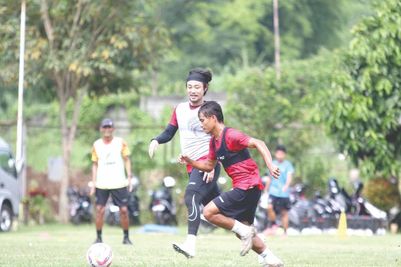 COMEBACK: Choi Bo-kyung (belakang) menempel ketat Hamzah Titofani dalam sesi latihan tim di Lapangan Universitas Brawijaya, Selasa lalu(28/1). (SATRIA CAHYONO/RADAR MALANG)