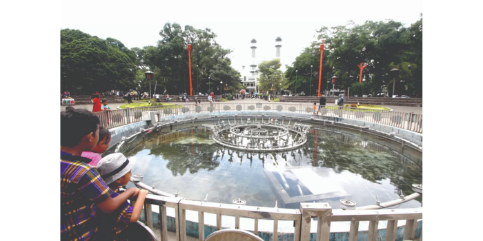 Air mancur di Alun Alun Merdeka Malang. (SATRIA CAHYONO / RADAR MALANG)