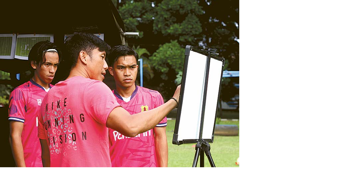 MELAWAN REKAN: Achmad Bustomi memberikan instruksi kepada para pemain Persema Malang sebelum laga Liga 4 Jawa timur, pekan lalu. Sore nanti dia bakal beradu taktik lawan Arif Suyono.