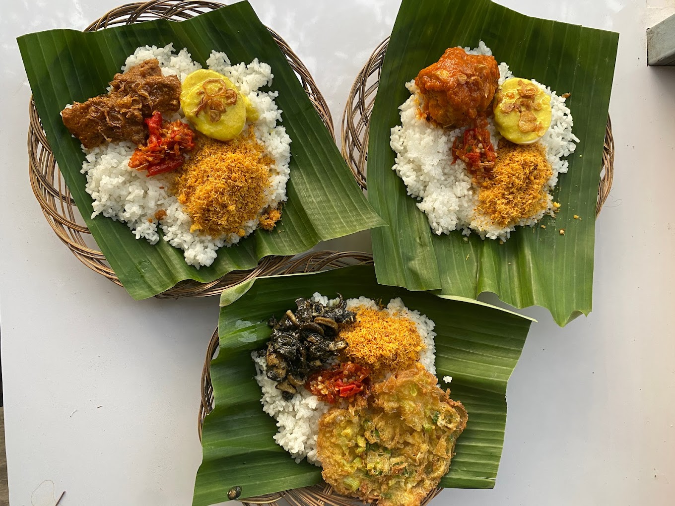 Hidangan Khas Nasi Rames Cumin Hitam di Warung Bu