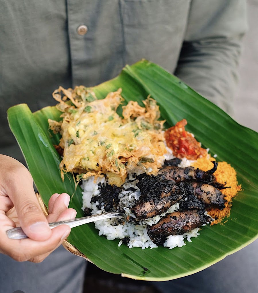 Masakan Cumi Hitam khas Madura, tersedia di Warung Bu&rsquo; Warni (Warung Bu&rsquo; Warni).
