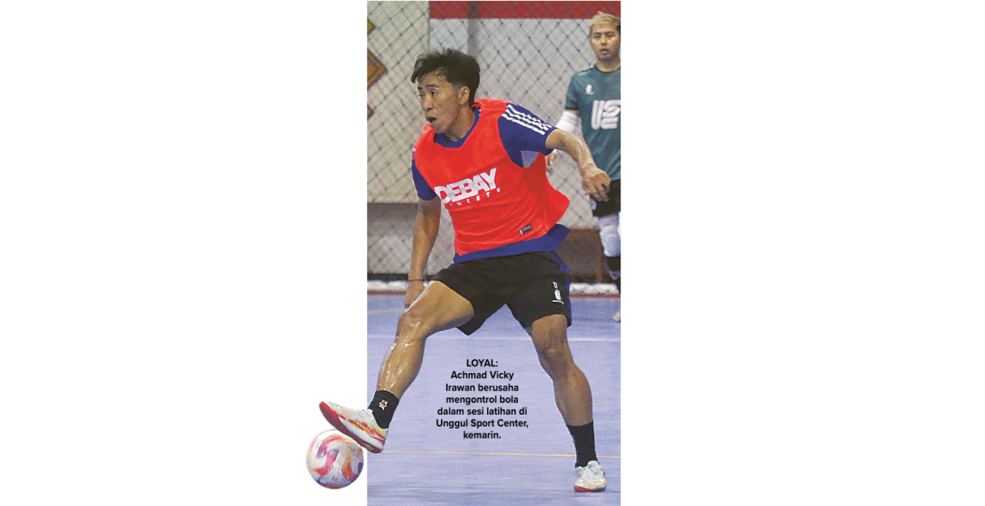 LOYAL: Achmad Vicky Irawan berusaha mengontrol bola dalam sesi latihan di unggul Sport Center, kemarin. SATRIA CAHYONO/RADAR MALANG